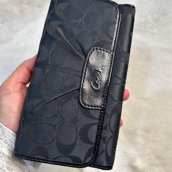 COACH woman’s wallet. Black. Authentic leather. 17 compartments. Beautiful. - Picture 8 of 8